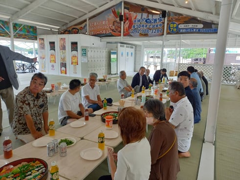 皆さんと一緒に直会です。