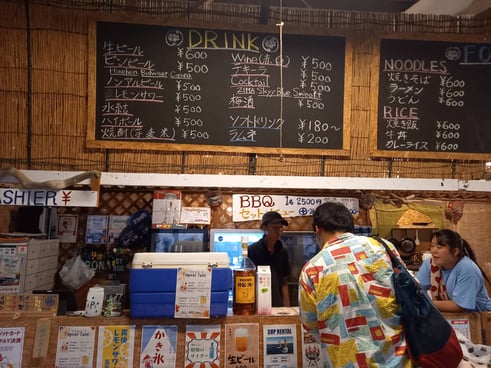 受付を済ませたら、マイカップで好きな飲み物を注文します