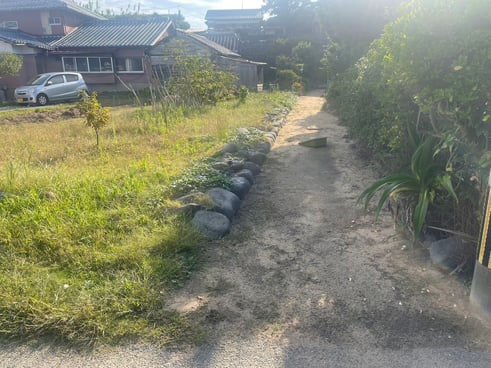 小道のお掃除もします