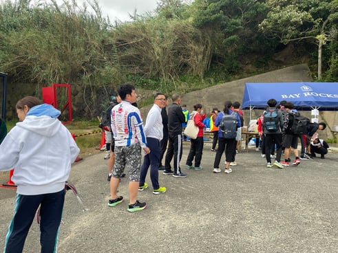 受付に並ぶ参加者、楽しそうです・・。