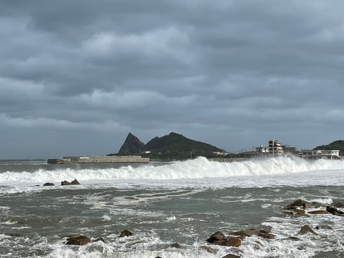 ちょっと波が高い今日の芥屋海水浴場です