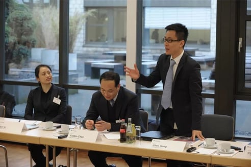 中德 3D 打印高端论坛（左一：李俐群教授；右一：洪臣）   