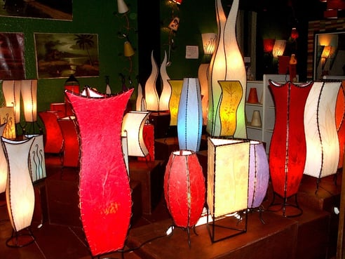 手作りランプが幻想的な光を放つお土産屋　フィリピン