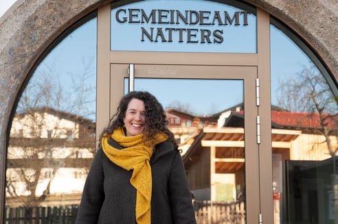 Bürgermeisterkandidatin Anna Koch vor dem Gemeindeamt