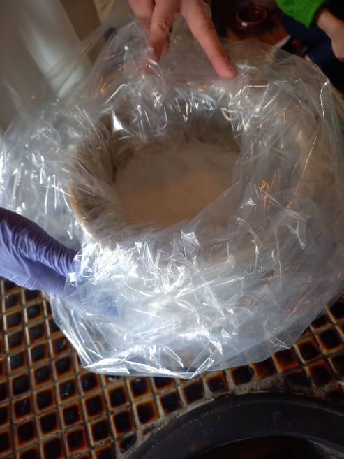 中も周りもしっかりラップして空気に触れないように