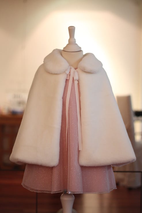 Cape cérémonie enfants fausse fourrure ivoire. Mariage d'hiver. Cortège d'hiver. Demoiselles d'honneur. Fabrication française