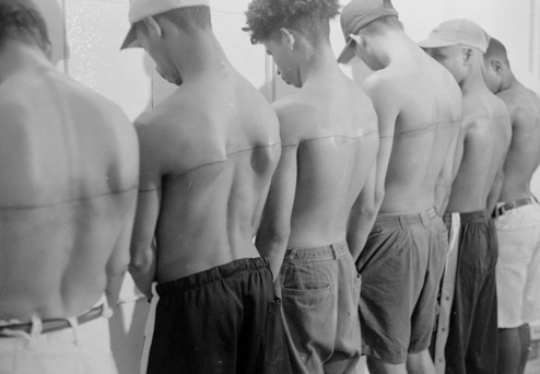 Foto, Santiago Sierra, Tattoo Linie 