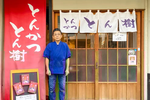 店舗外観と梶原智樹社長の写真