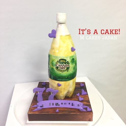 ジンジャーエール ボトルケーキ🍾 高さ40cmと大きめケーキ🎀 ジンジャーエールが大好きな方への誕生日ケーキ。 お誕生日おめでとうございます🎁 #ジンジャーエール #ボトルケーキ #ラベルは手書き #77歳 #お誕生日ケーキ #発送 #ケーキ #ホッカイドウメイド #カタチ #楽しむ #遊び心 #bottlecake #gingerale #gateau #torte #cake #sculptedcake #🇯🇵 #alledible