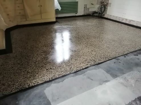 LEOSTEEN, Badgestaltung, Fussboden, Steinboden, Steinholz, Steinholz-Restaurierung, Naturprodukte, Badsanierung, betonbad, betonbeschichtung, betonboden, betoncire, betoncire, betonboden, betoncirenatur, betondusche,  betonküche, beton