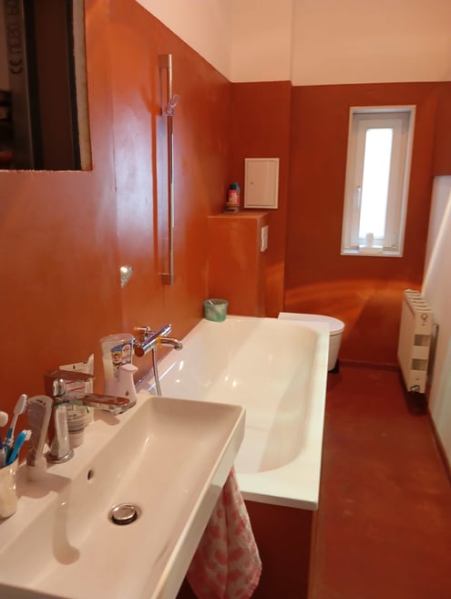 Badsanierung, Badumbau, betonbeschichtung, betonboden, betoncire, betonküche, betonspachtel, concrete, fugenfrei, fugenlose Oberflächen, küche ohne Fliesen, LEOSTEEN, beton, betoncirenatur, Magnesia, Steinholz, 