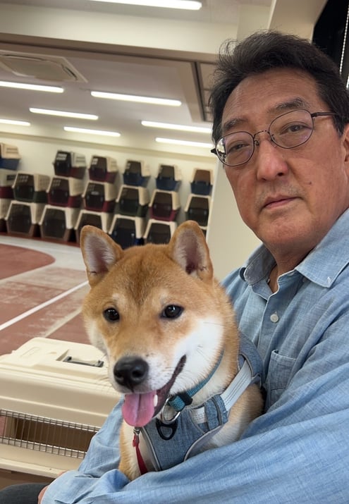 愛犬フウタ君と一緒の杉浦先生 