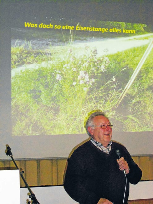 Hans Beer zeigt Fotos mit Beispielen von Blühstreifen