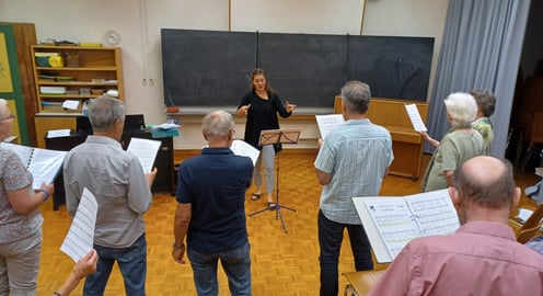… und mitten bei der Arbeit im Singsaal des Schulhaus Geissberg in Wolfhausen. 