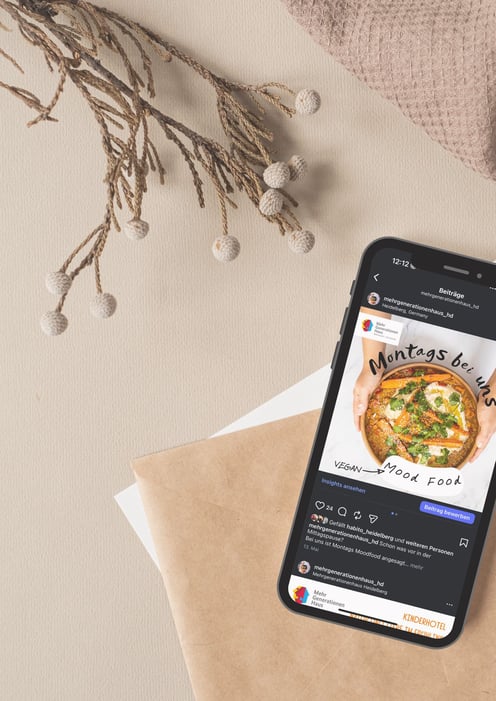 Smartphone-Mockup mit Instagram-Post des Mehrgenerationenhauses Heidelberg – Beispiel für Social-Media-Content, Community-Kommunikation und visuelle Öffentlichkeitsarbeit.