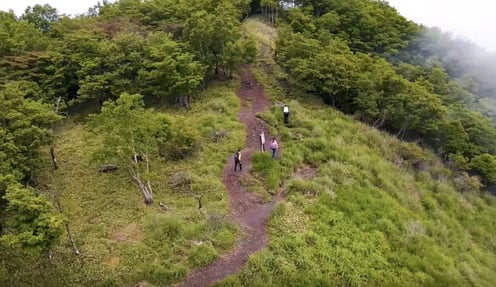 赤 城山に登る三人の姿をドローン撮影（齋藤氏・木村氏提供）