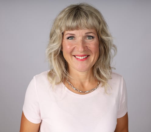 Portrait Bild von Sonja Margelist, mit weisser Bluse nach rechts schauend