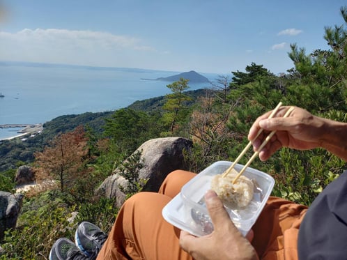 おにぎりを箸で食べるホスト