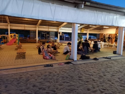 海の家の中でくつろぐ人も