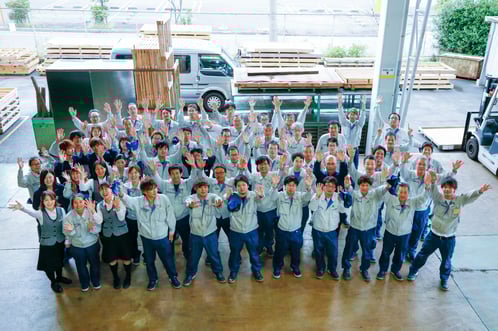 従業員の集合写真を掲載しています。