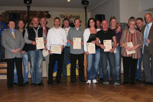 Die Geehrten für 10-jährige Mitgliedschaft. Links im Bild Ehrenvorsitzender Wilfried Freese, der die Ehrungen vornahm. Dritter von links in der ersten Reihe Wolfgang Wessels, der aus der Hand von Wilfried Freese die Vereinsnadel in Gold erhielt.
