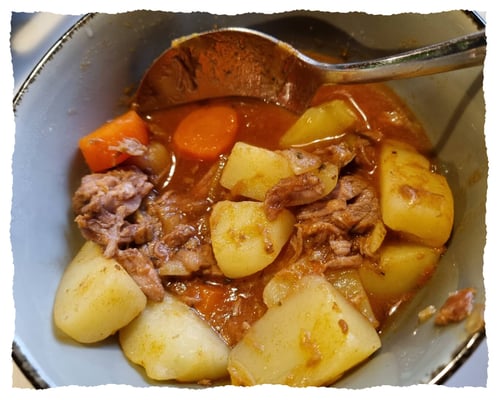 Bild von einem Ragout-Eintopf mit Kartoffeln, Karotten, Lauch und Tomatengeschmack