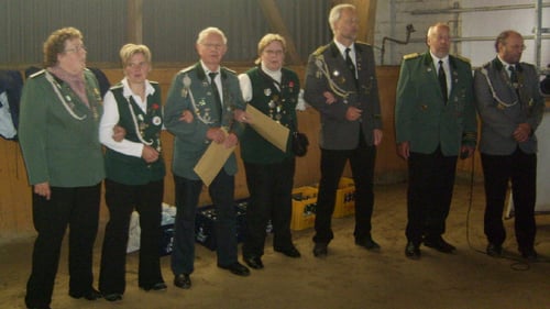 v.l.: Beate v. Rüsten, Nicole Wolter (Auszeichnung "Förderer des Vereins"), Ewald Stüven und Sonja Thörmer (beide VA in Silber), Präsident Ernst Eckhoff, Kreisschützenmeister Otto Heinsohn und der stellv. Verbandsgeschäftsführer Wilfried Röndigs