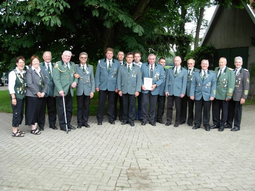 Geehrte Mitglieder des Schützenverein Weißenmoor mit ihrem Präsidenten Heino Kreschinski und der Abordnung des Schützenverbandes Altkreis-Neuhaus-Oste mit Kreisschützenmeister Otto Heinsohn.