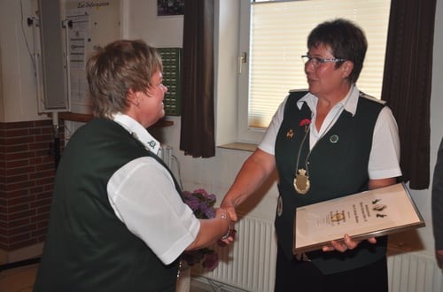 Übergabe der Urkunde von Doris Gehrmann an Anja Pick