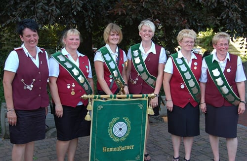 Die siegreiche Mannschaft des Schützenvereins "Centrum" Hechthausen. v. l.: Yvonne Söhl, Ann-Christin von Borstel,  Angelika Mahler, Britta von Borstel, Birgit Boldt und Ingrid Kamin. Foto: J. Bauer