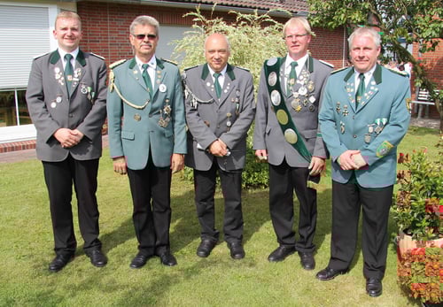 v. r.: Stellvertretender Kreisschützenmeister Stefan Thiele, Präsident Uwe Schumacher, Erhard Siebert (VA in Bronze), stellv. Kreisschießwart Heino Kreschinski und Vizepräsident Jens-Erwin Kwiatkowski.