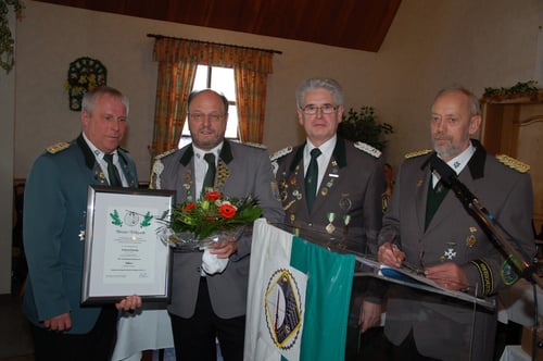v.l.: Stefan thiele, stellv. Kreisschützenmeister, Wilfried Röndigs (VA in Silber), Verbandsgeschäftsführer Gerd Brokelmann und Kreisschützenmeister Otto Heinsohn. (Foto J. Bauer)