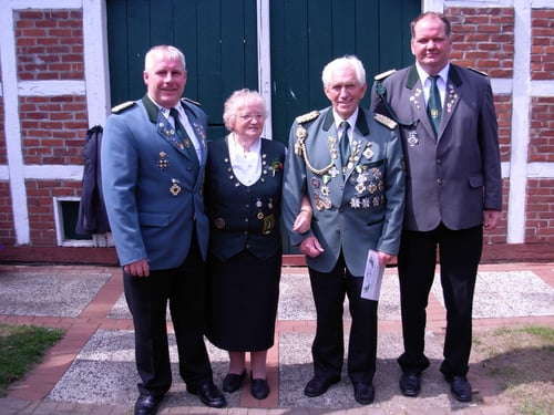 v. l.: Präsident Stefan Thiele, Elli Reyelt mit Ehemann Gerhard Reyelt (VA in Gold) und stellv. Präsident Jens Schütt.