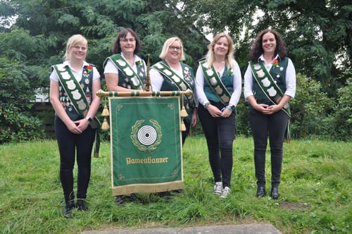 Stolze Damen aus Cadenberge-Langenstraße; Foto: Jürgen Bauer
