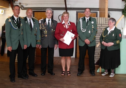 v.l.: Präsident Jürgen Graf,Kreisschützenmeister Otto Heinsohn, Verbandsgeschäftsführer Gerd Brokelmann, geehrte Marieta Graf (VA in Bronze), Beisitzer Tobias Ostrowski und Kreisschießwartin Helga Weber.