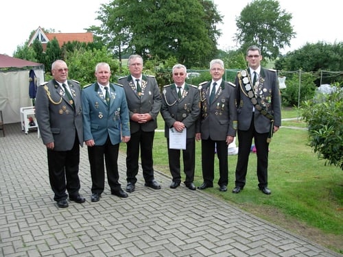 v.l.: Stellv. Präsident Günther Anbrecht, stellv. Kreisschützenmeister Sefan Thiele, die beiden geehrten Schützenbrüder Siegfried Käsler und Lothar Krause (beide VA in Bronze), Verbandsgeschätführer Gerd Brokelmann und Präsident Michael Niecnik.