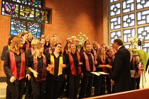 Unsere musikalischen Gäste aus Bern, der Gospelchor Liebefeld, werden von Bärni Gafner dirigiert. Er vertritt Kent Stetler, der mit der Pepe Lienhard Band auf Tournee ist.