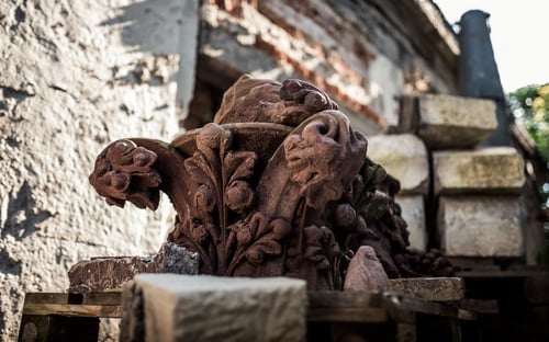 Altes Naturstein Kapitell auf dem Werkstattplatz von Meilenstein in Dresden