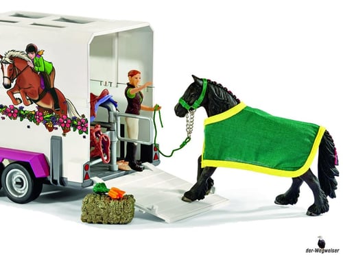 Die Besonderheit im Schleich Paket 42346 ist der Pfereanhänger für die Pferdetransporte.