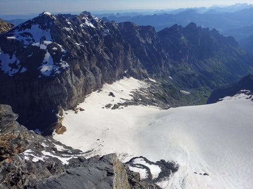 Blick hinunter zur Schlossbeglücke und Glattfirn.