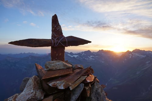 Das steinerne Gipfelkreuz.
