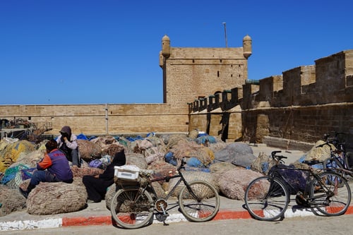 Am Hafen vor der grossen, mit Kanonen gesicherten Festung.