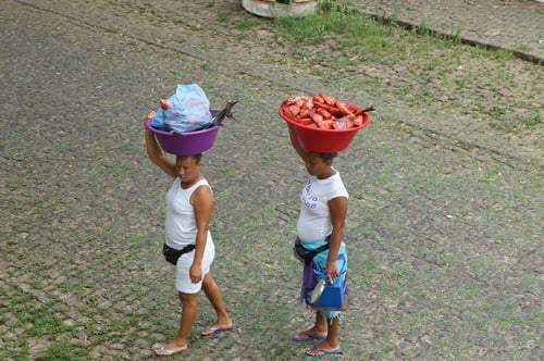 Die Fischverkäuferinnen gehen von Haus zu Haus.