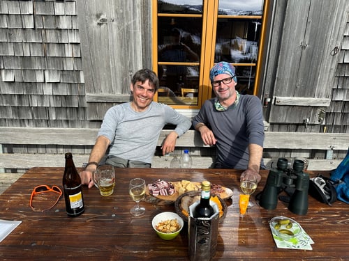 Speckplättli auf der Sonnenterrasse der Brochhütte.