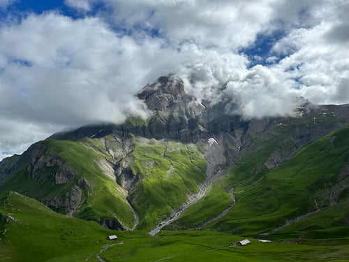 Das Massiv des Gross Loners im Wolkengewand.
