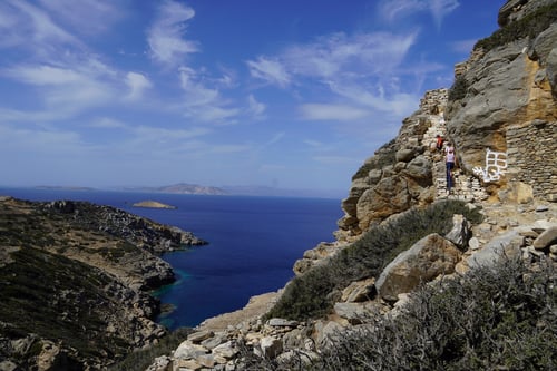 Steiler Aufstieg auf die Felsen von Arkesíni.
