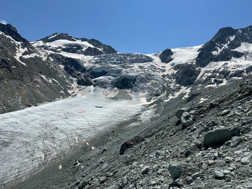 Blick zurück auf den Gletscher mit seiner breiten, langen Zunge.
