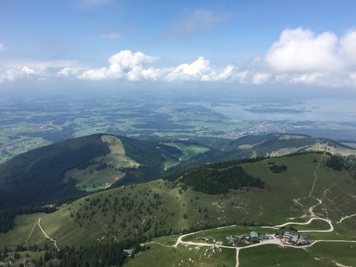 Blick auf die Steinlingalm und den Chiemsee