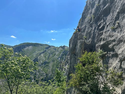 2025/05: Chillen auf dem Felsriegel "Istock" im Klettersektor Rebro (BIH/Blagaj)