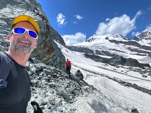 Über die Ausläufer des Chessjengletschers zur Felskinnbahn.